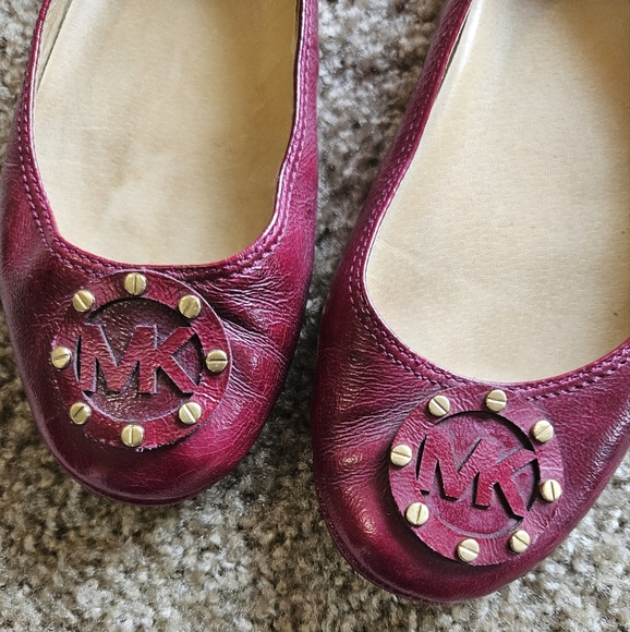 Michael Kors Magenta Flats with Floral Gold Logo Rosettes, Size 8 - Picture 3 of 6